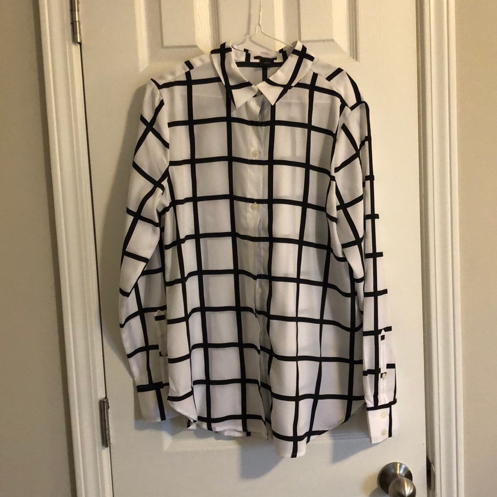 EUC Ann Taylor black/white silky buttondown size 8